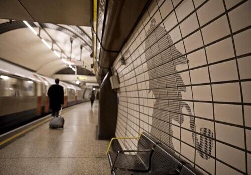 [青岛调查取证]徐帆带18岁养女登上封面杂志，女儿长相引热议，太像养父冯小刚了